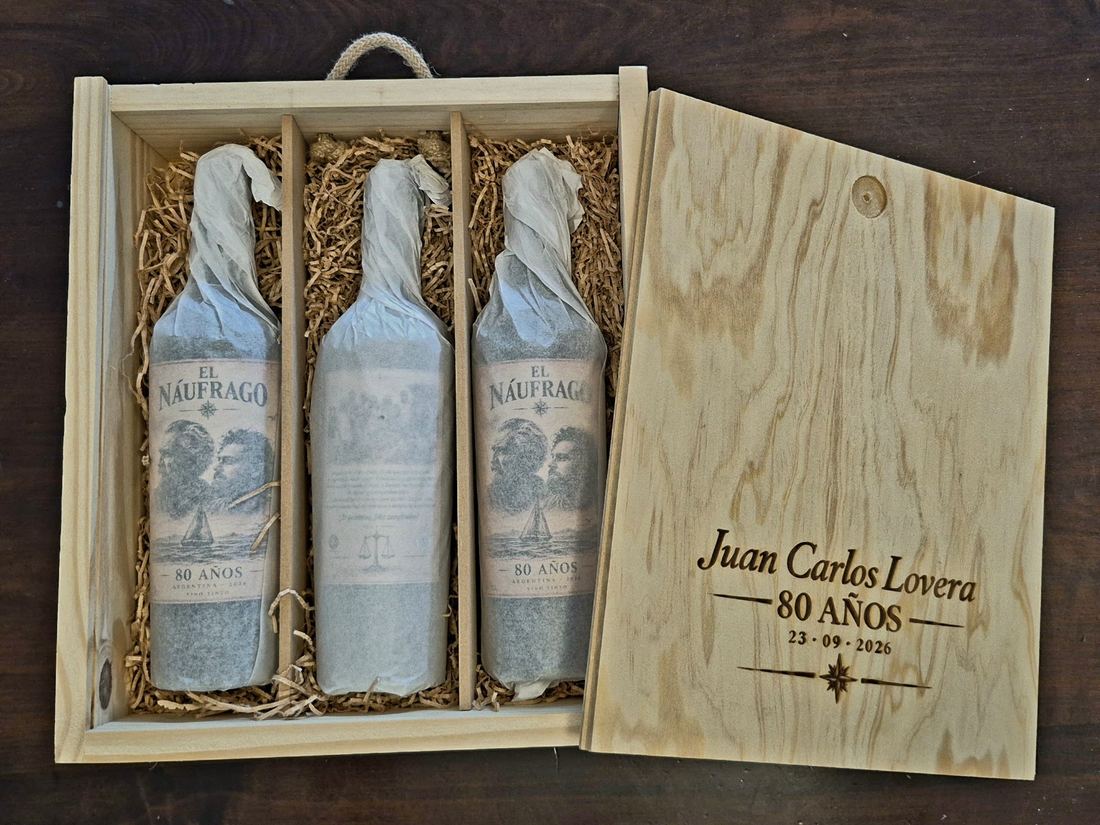 Caja de madera grabada con tres botellas personalizadas El Náufrago, homenaje por 80 años